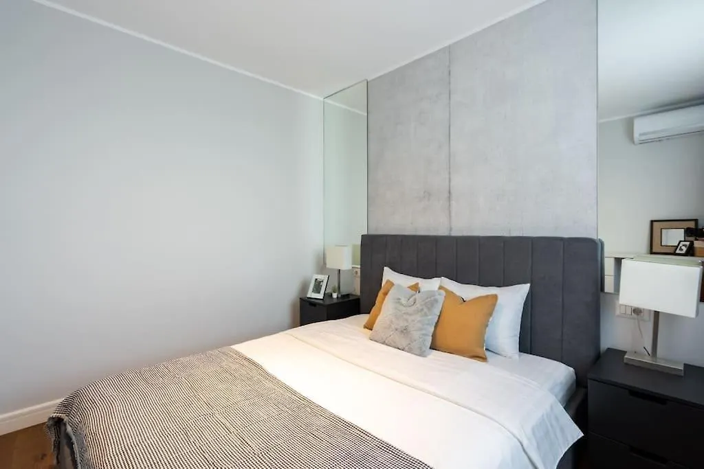 ブカレストStunning Views 2Br Midtown Flat - Charming Balconyアパートメント 0*, ブカレスト